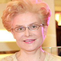 Похожи, словно близняшки. Малышева показала 90-летнюю маму на коляске