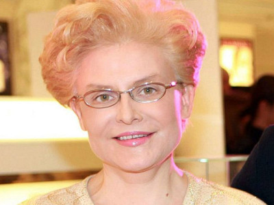 Похожи, словно близняшки. Малышева показала 90-летнюю маму на коляске