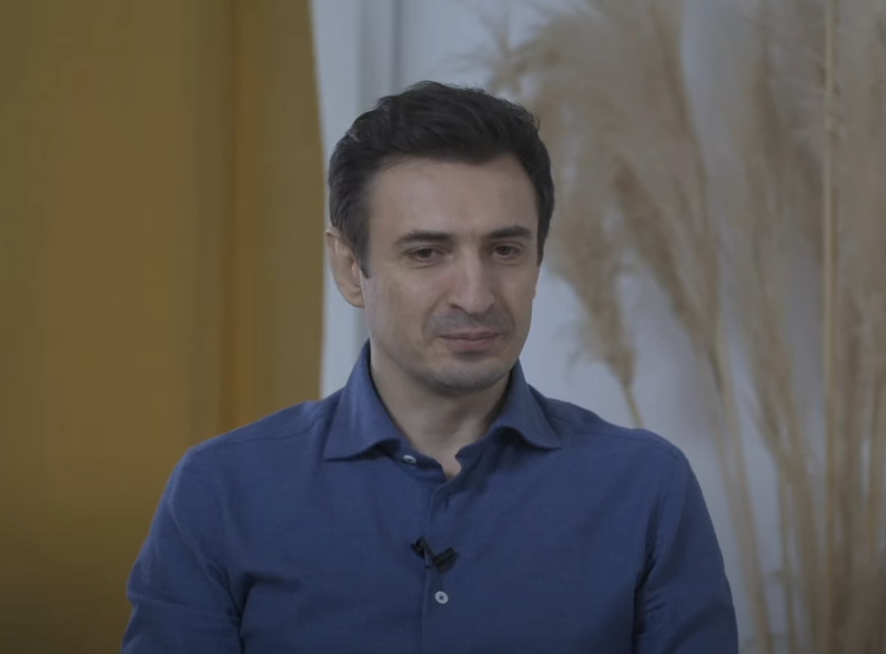 Звезда «Универа» Гаврилов впервые за долгое время посетил публичное мероприятие Звезда «Универа» Гаврилов впервые за долгое время посетил публичное мероприятие
