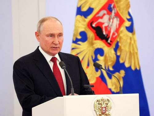 Путин приостановил индексацию зарплат госслужащих: названы исключения Путин приостановил индексацию зарплат госслужащих: названы исключения