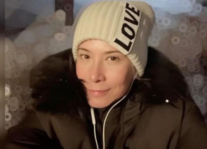Юлия Высоцкая с подругой в Санкт-Петербурге распивала спиртное, сидя на ограждении Юлия Высоцкая с подругой в Санкт-Петербурге распивала спиртное, сидя на ограждении