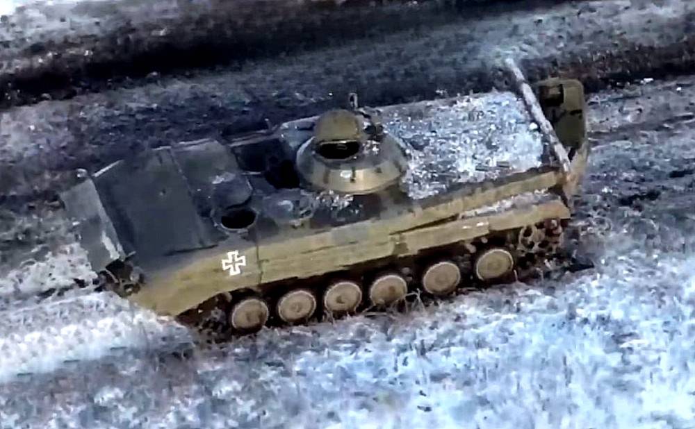 Опубликовано видео результативной охоты российских FPV-дронов на технику ВСУ Опубликовано видео результативной охоты российских FPV-дронов на технику ВСУ