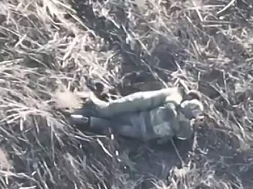 Опубликовано полное видео спасения российским бойцом раненого товарища под огнем ВСУ (ВИДЕО) Опубликовано полное видео спасения российским бойцом раненого товарища под огнем ВСУ (ВИДЕО)