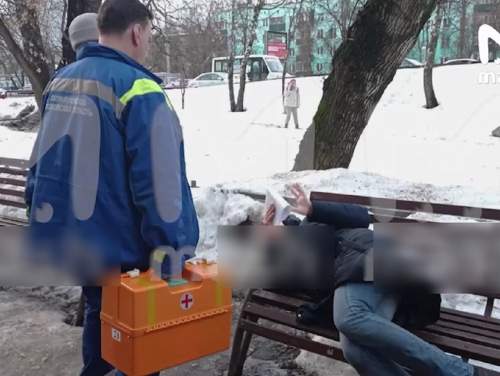 В Подмосковье глыба льда с крыши военкомата упала на 4 человек (ВИДЕО)