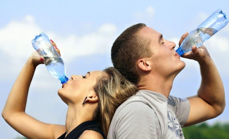 Диетолог Лушникова назвала объем воды, который ежедневно нужен человеку