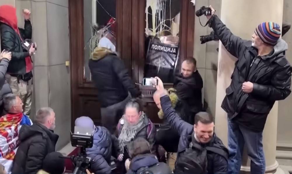 Помощь России: Вучич встретился с послом РФ на фоне беспорядков в Белграде Помощь России: Вучич встретился с послом РФ на фоне беспорядков в Белграде