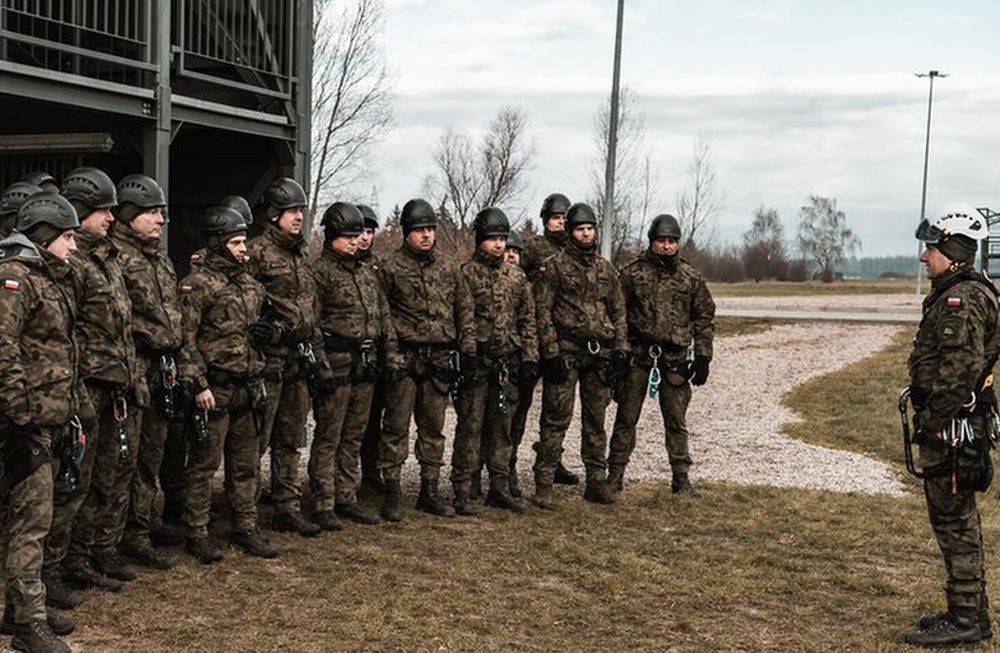 Рекорд побит: В Польше наблюдается волна увольнений военных Рекорд побит: В Польше наблюдается волна увольнений военных