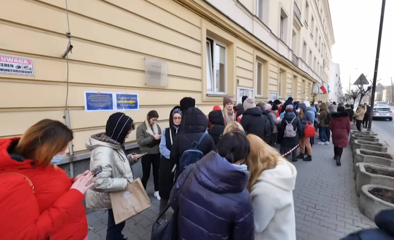 Украинцы в Польше спешат оформить гражданство, опасаясь мобилизации Украинцы в Польше спешат оформить гражданство, опасаясь мобилизации