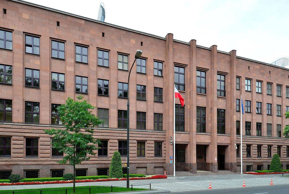 Польский МИД вручил главе посольства РФ ноту с требованием «прекратить полеты крылатых ракет над Польшей» Польский МИД вручил главе посольства РФ ноту с требованием «прекратить полеты крылатых ракет над Польшей»
