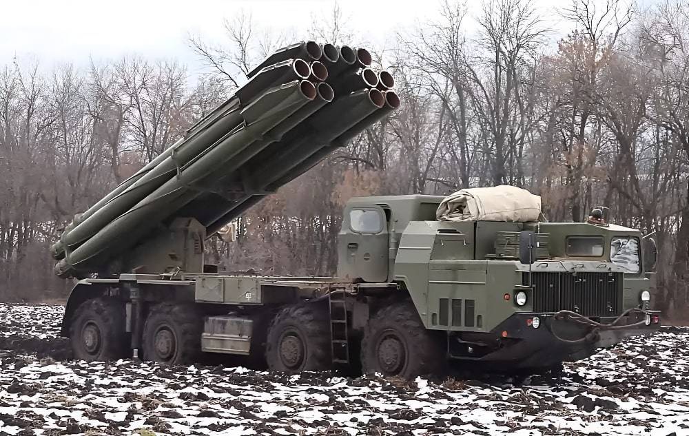 Российская РСЗО «Торнадо-С» поразила командно-штабной узел ВСУ с дистанции более 100 км Российская РСЗО «Торнадо-С» поразила командно-штабной узел ВСУ с дистанции более 100 км