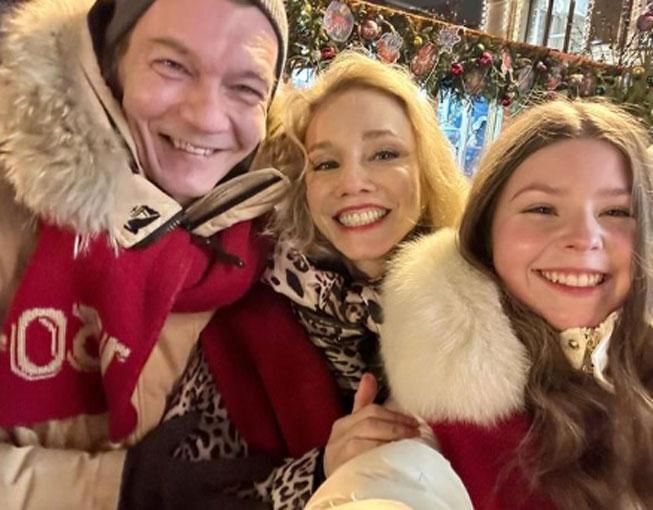 Вдова Табакова Марина Зудина светилась от счастья рядом с Филиппом Янковским Вдова Табакова Марина Зудина светилась от счастья рядом с Филиппом Янковским