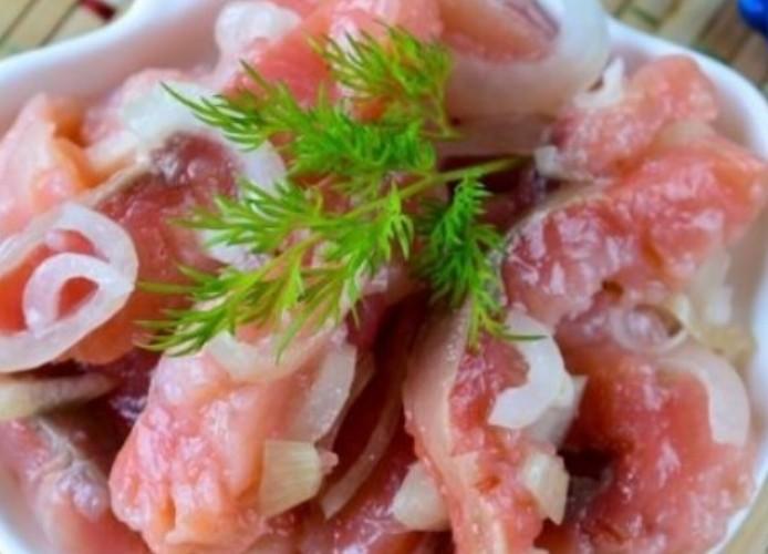 Маринованная горбуша с уксусом. Маринованная горбуша с уксусом. Маринованная горбуша. Красная рыба с луком и маслом соленая. Горбуша в маринаде.