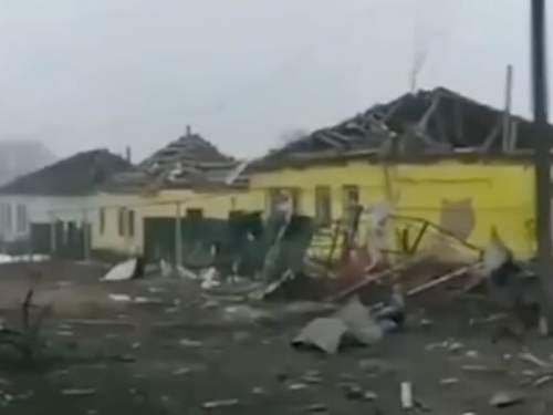 В Воронежской области на село с самолета ВКС РФ упал боеприпас, повреждены дома В Воронежской области на село с самолета ВКС РФ упал боеприпас, повреждены дома