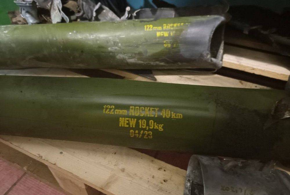 Военкор показал обломки боеприпасов, найденных после обстрела в Белгороде Военкор показал обломки боеприпасов, найденных после обстрела в Белгороде