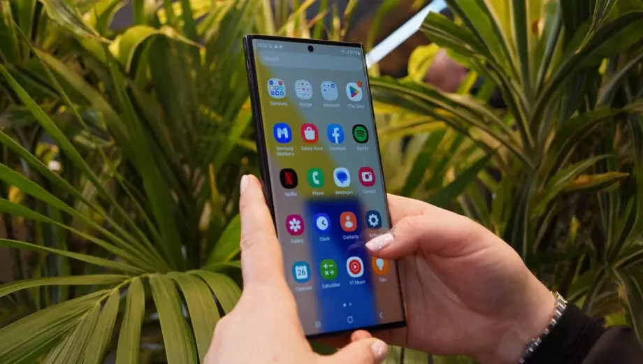 В китайской социальной сети появились инсайдерские фото смартфона Samsung Galaxy S24 Ultra