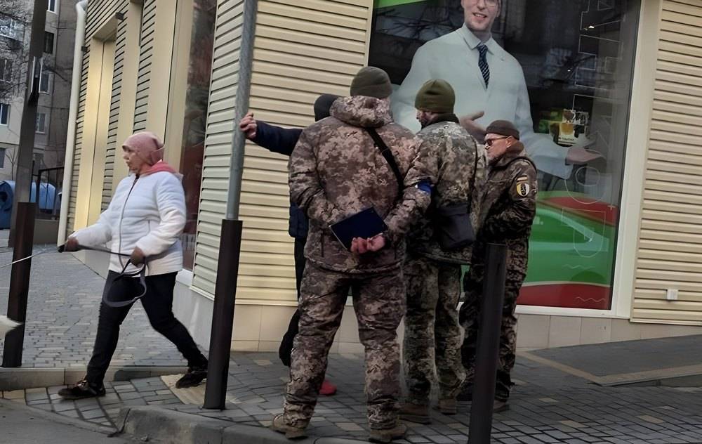 Украинские военкомы появились на улицах польских городов и вручают повестки