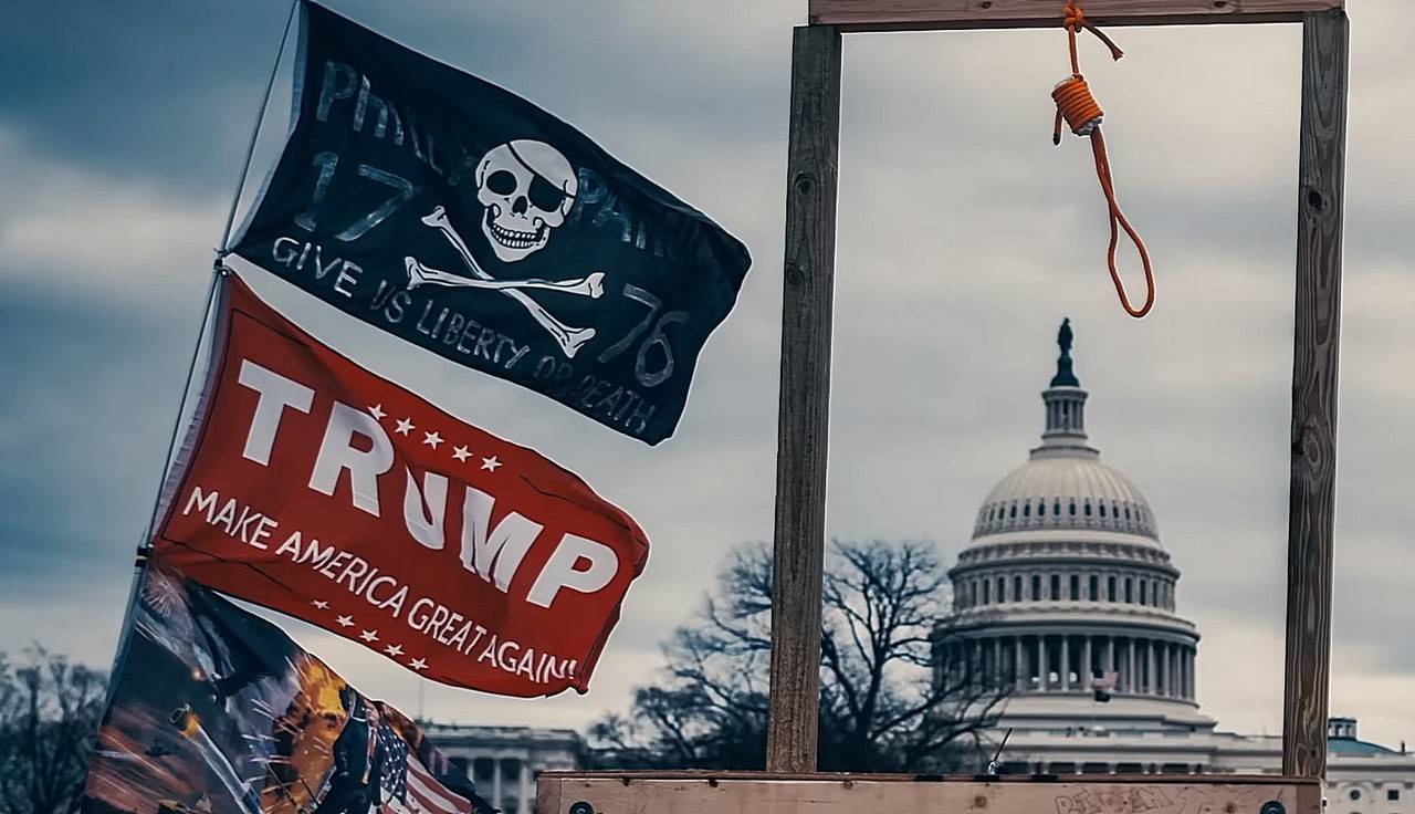 «Атомная бомба» под США: как связаны травля Трампа и перспективы развала страны