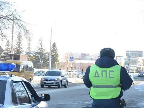 На Урале водитель фуры шесть часов умирал от инсульта на глазах у гаишников На Урале водитель фуры шесть часов умирал от инсульта на глазах у гаишников