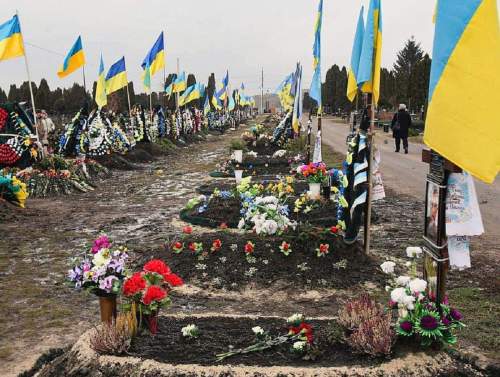 На Украине с начала СВО опубликовали 408 тысяч военных некрологов