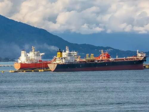 Йеменские хуситы атаковали танкер с российской нефтью Йеменские хуситы атаковали танкер с российской нефтью
