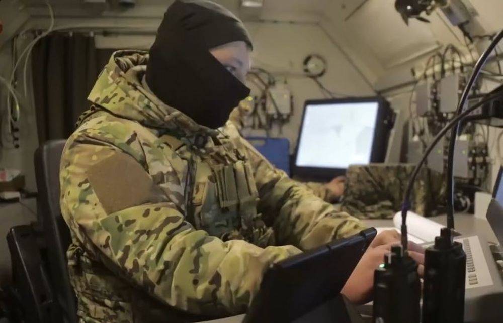 Минобороны показало работу комплекса артиллерийской разведки «Пенициллин» Минобороны показало работу комплекса артиллерийской разведки «Пенициллин»