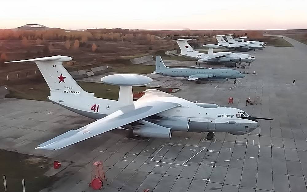 Кремль прокомментировал информацию об инцидентах с самолетами А-50У и Ил-22