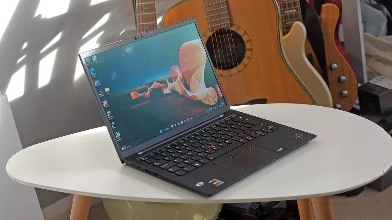 Lenovo представила гибридный ноутбук с Windows и Android