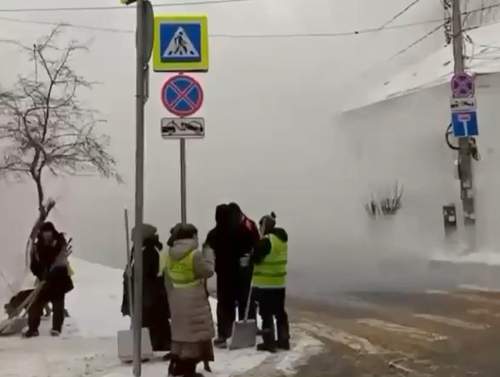 Порыв трубы на улице Нижнего Новгорода: 12 человек обварили ноги и руки в кипятке (ВИДЕО)