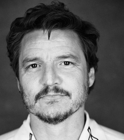 Во время вручения «Эмми» актер Педро Паскаль устроил разборки с Кираном Калкином Во время вручения «Эмми» актер Педро Паскаль устроил разборки с Кираном Калкином