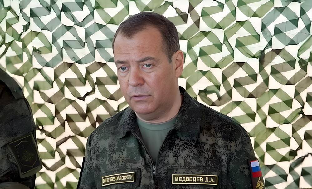 Медведев назвал существование Украины смертельно опасным для украинцев