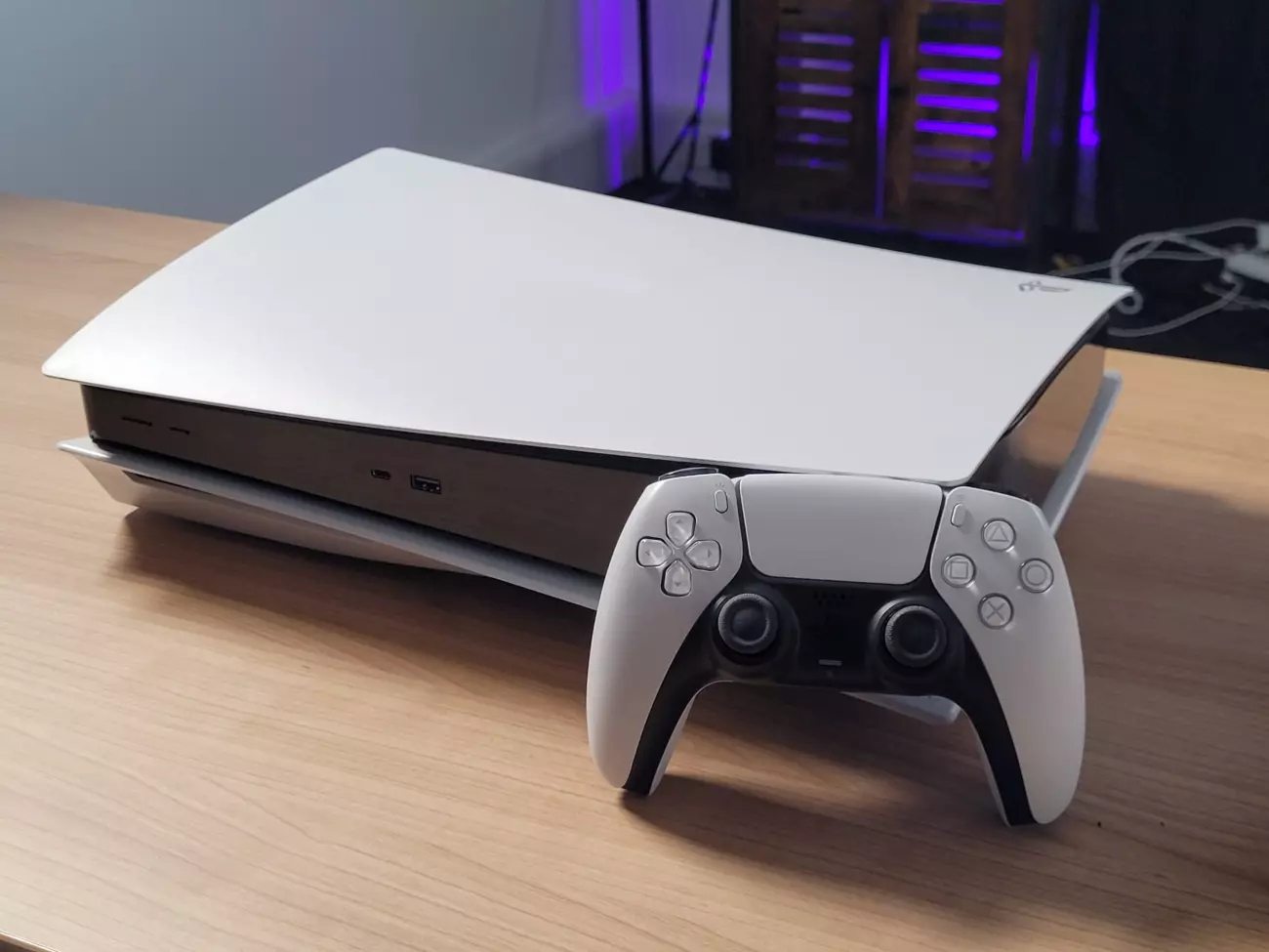 Компания Sony представила PlayStation 5 в цветах российского флага