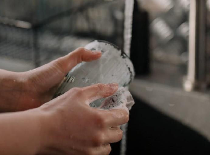 Биотехнолог Золотарева предупредила о смертельной опасности губок для мытья посуды