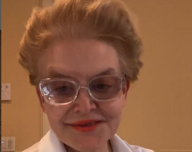 Елена Малышева призналась в процедурах ботокса и не стала скрывать своё лицо на видео