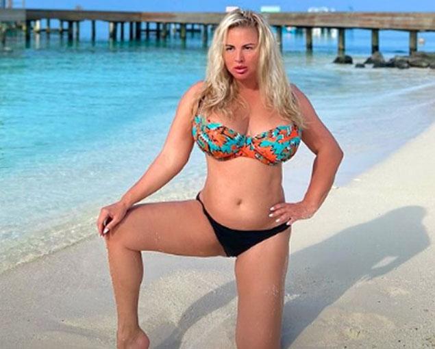 Анна Семенович снялась на Мальдивах в бикини своего бренда