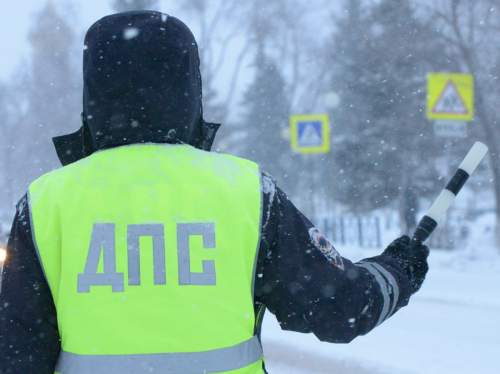 В Кузбассе толпа со стрельбой отбила пьяного водителя у гаишника