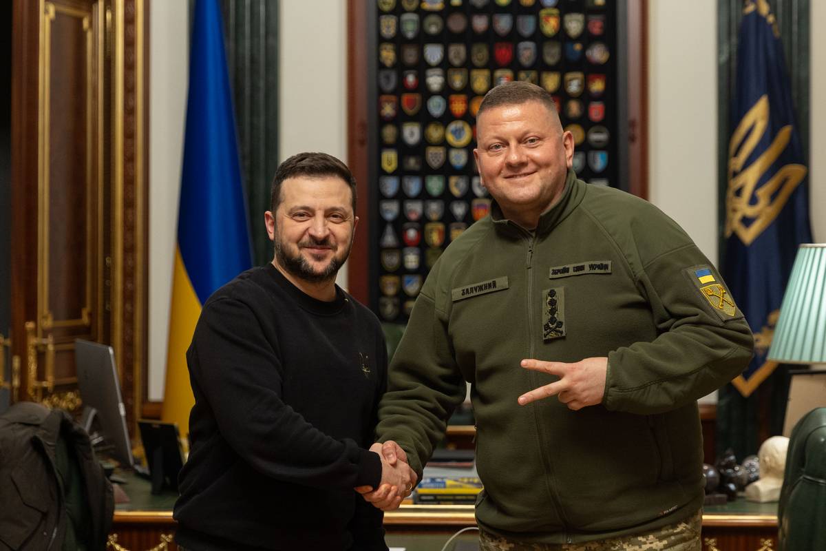 Politico: уволив Залужного, Зеленский тем самым спас врага Politico: уволив Залужного, Зеленский тем самым спас врага