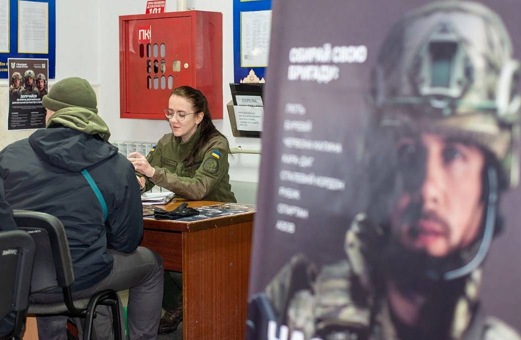 Украинские военкомы с сегодняшнего дня будут работать круглосуточно Украинские военкомы с сегодняшнего дня будут работать круглосуточно