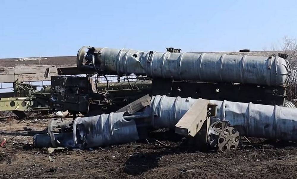 Появились кадры с уничтоженным ЗРК С-300 украинских войск Появились кадры с уничтоженным ЗРК С-300 украинских войск