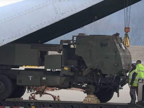 Поврежденные после ударов на Украине РСЗО HIMARS прибыли на ремонт в США, попав на фото (ФОТО)