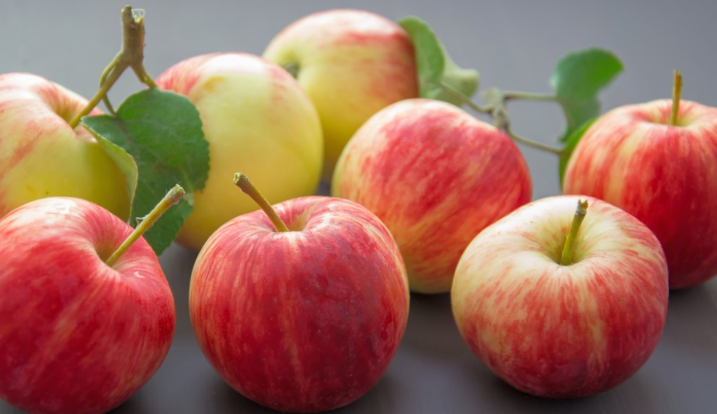 Нутрициолог Арзамасцев рассказал, чем яблоки полезны для людей старше 60 лет