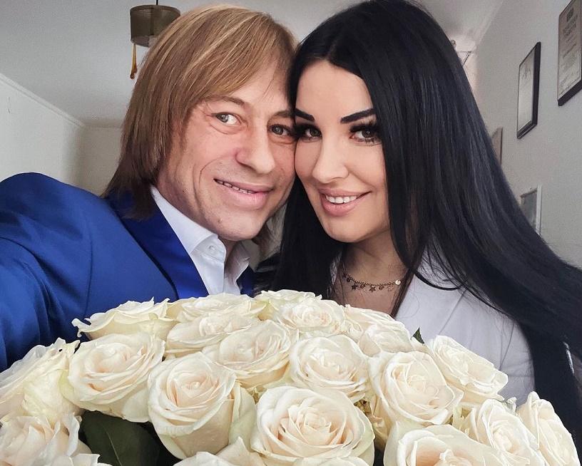 Вдова Пьера Нарцисса Калачёва зарегистрировала брак с певцом Евгением Шахраем