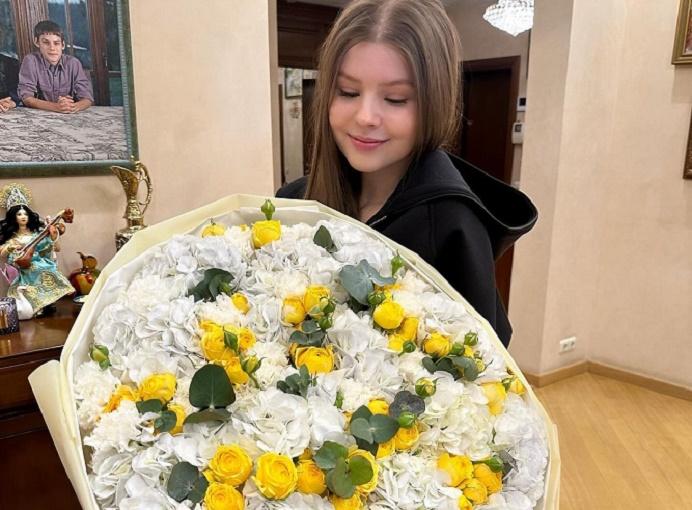 Марина Зудина показала фото 17-летней дочери от Олег Табакова с букетом цветов