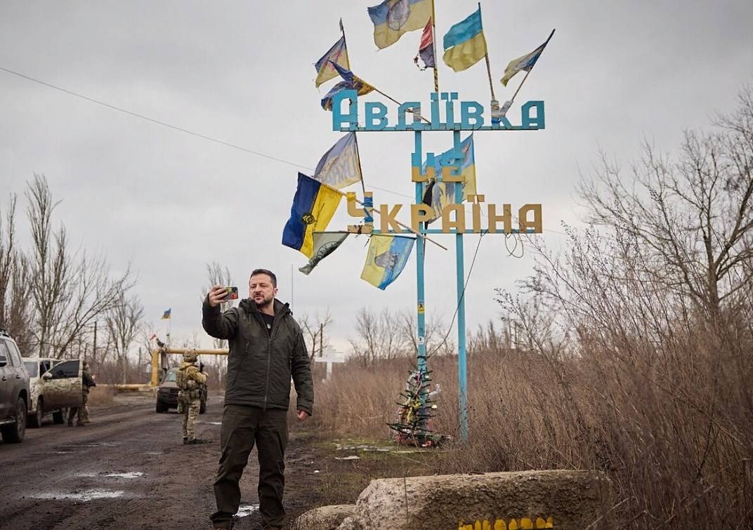 ВС РФ подняли знамя Победы на стеле, у которой недавно делал селфи Зеленский ВС РФ подняли знамя Победы на стеле, у которой недавно делал селфи Зеленский