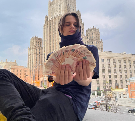 Рэпер Scally Milano прикурил от долларовой банкноты перед концертом в Москве Рэпер Scally Milano прикурил от долларовой банкноты перед концертом в Москве