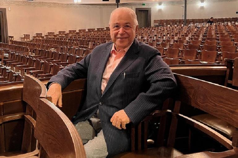 Поломавший предплечье Петросян планирует дать концерт в начале марта Поломавший предплечье Петросян планирует дать концерт в начале марта