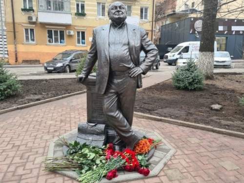 Бойцы СВО потребовали снести памятник Жванецкому в Ростове-на-Дону (ВИДЕО)