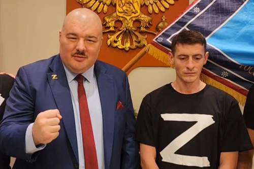 Пасынок Сырского пришел в дипмиссию РФ в Австралии в футболке Z и поздравил со взятием Авдеевки (ФОТО)