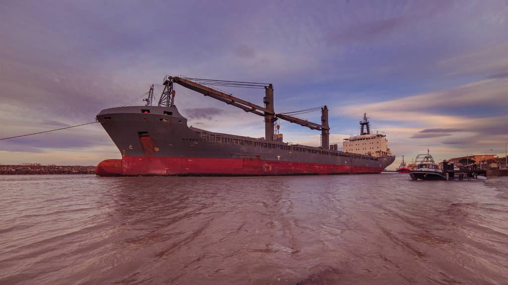 Хуситы обстреляли корабль с гуманитарной помощью для них самих