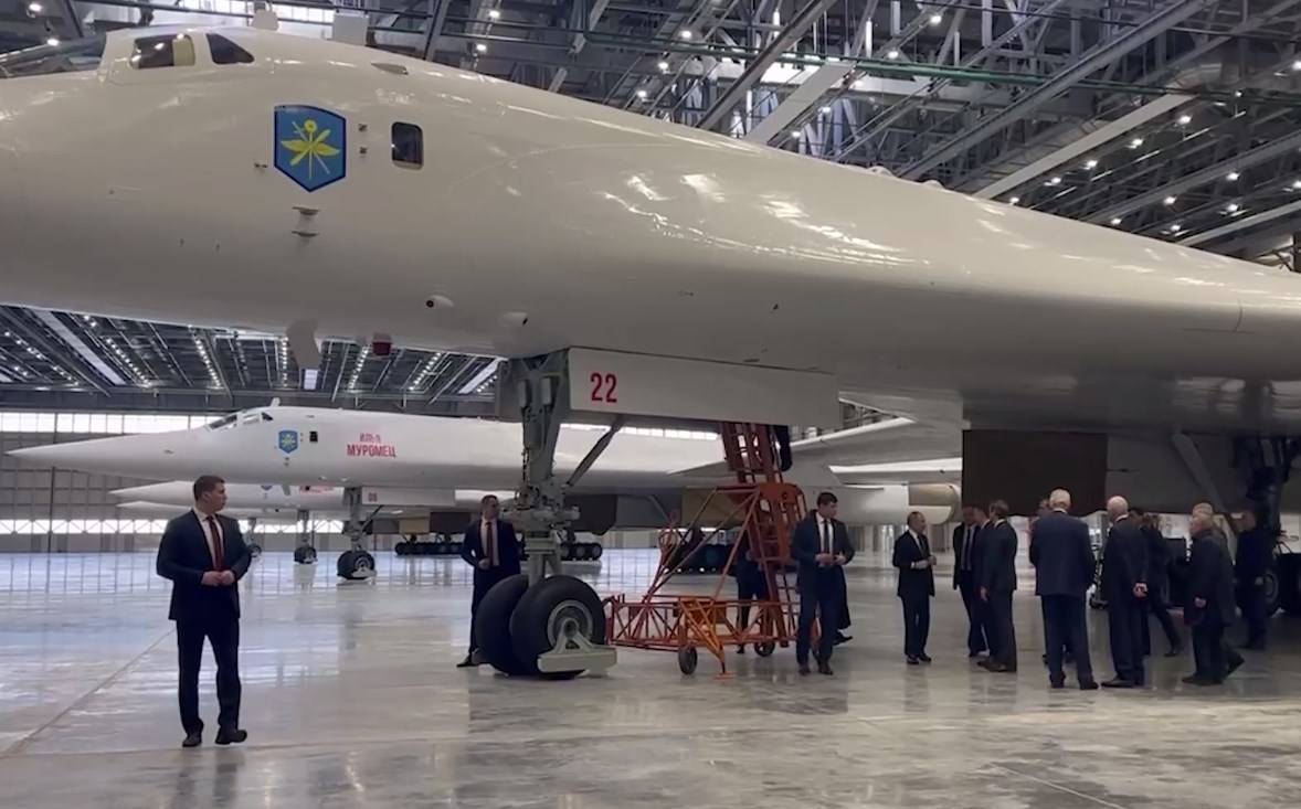 Сразу 4 стратегических бомбардировщика Ту-160М готовятся к передаче в ВКС РФ Сразу 4 стратегических бомбардировщика Ту-160М готовятся к передаче в ВКС РФ