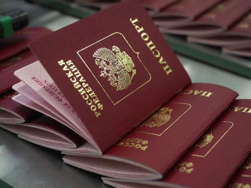 СМИ: россиян массово разворачивают на границе из-за недействительных загранпаспортов